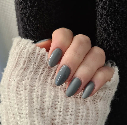 Nageldesign grau: der nie endende Trend